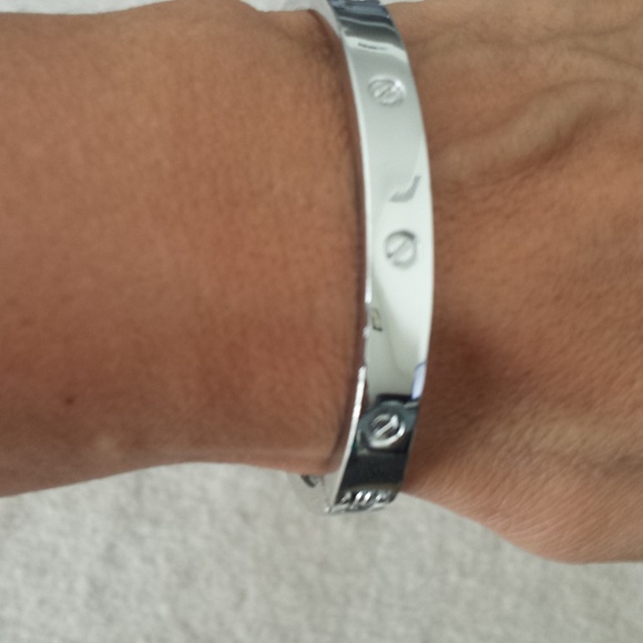 Beautiful stainless steel silver love bracelet. - Picture 2 of 5